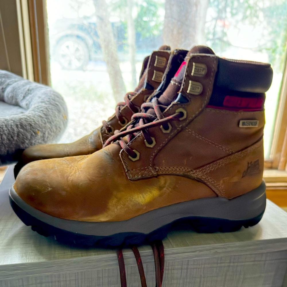 Women’s gently used caterpillar, steel toe and waterproof work boots.